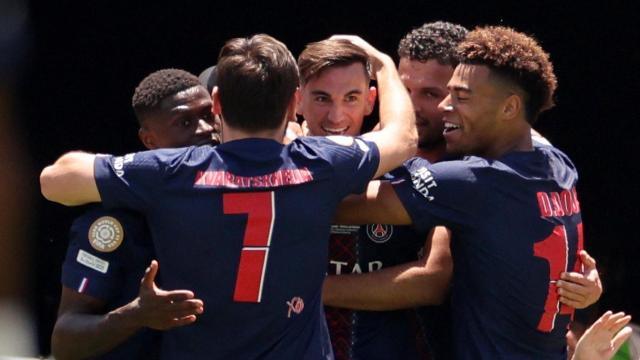 Los jugadores del PSG celebran el tanto de Fabián.
