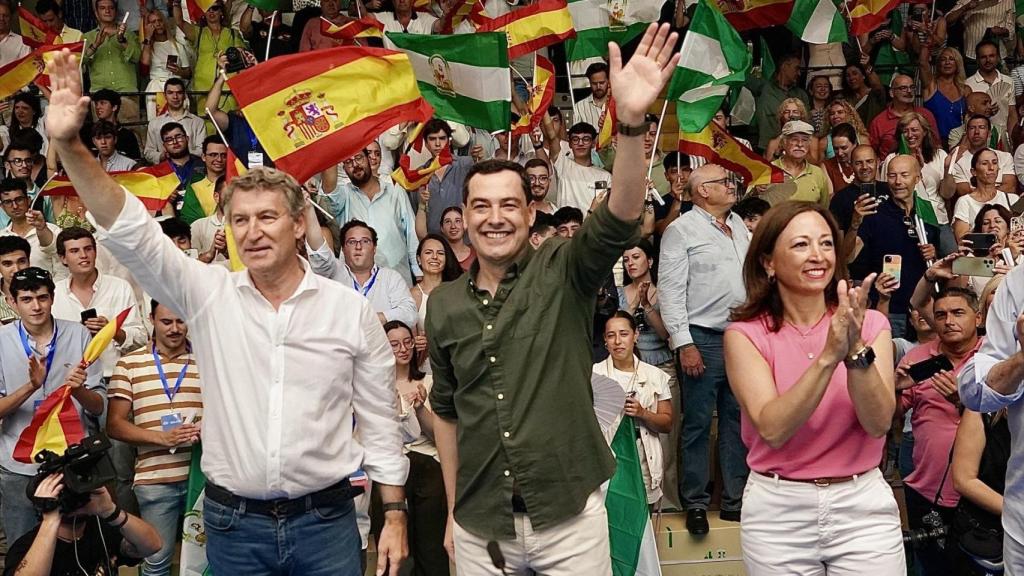 Alberto Núñez Feijóo y Juanma Moreno, este domingo durante el acto celebrado en Málaga.