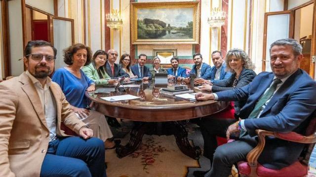 Reunión en el Congreso con diputados de provincias afectadas por la supresión de paradas del AVE
