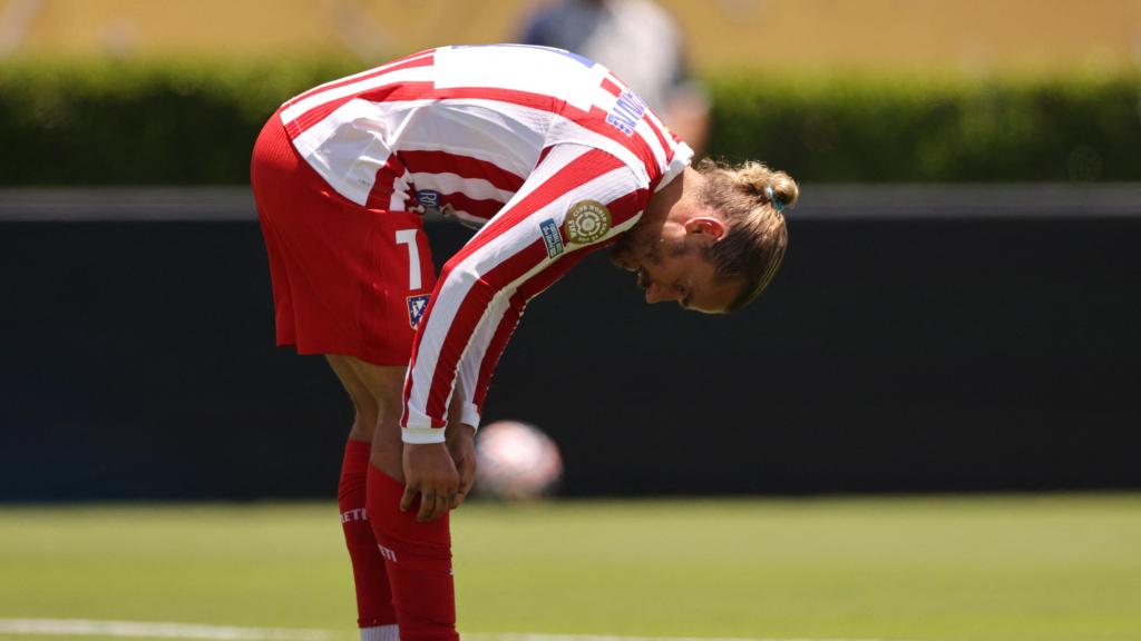 Griezmann, resignado por la imagen del equipo en la primera parte.
