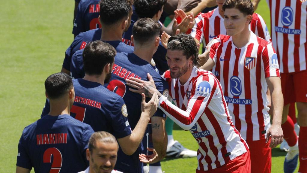 Los jugadores del PSG y del Atlético se saludan antes de que comience el partido.