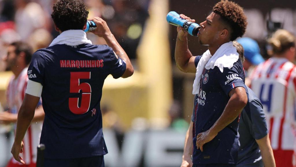 Marquinhos y Doué, durante la pausa de hidratación.