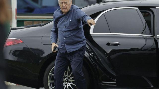 Imagen de Amancio Ortega saliendo de su coche.