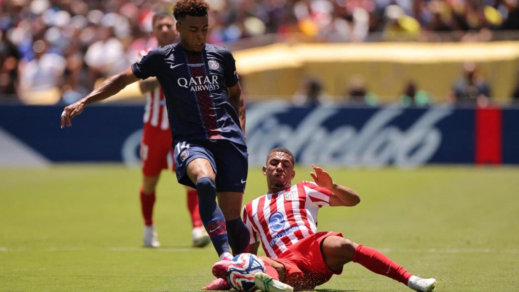 Samu Lino trata de arrebatarle el balón a Doué.