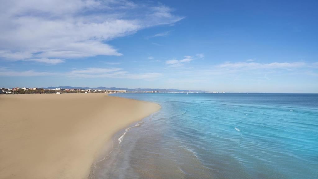 El restaurante junto a la playa más famosa de Valencia donde comer pescados y ostras a partir de 3,2 €