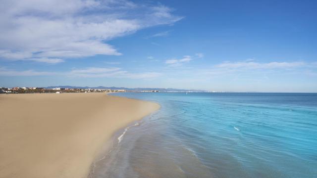 El restaurante junto a la playa más famosa de Valencia donde comer pescados y ostras a partir de 3,2 €