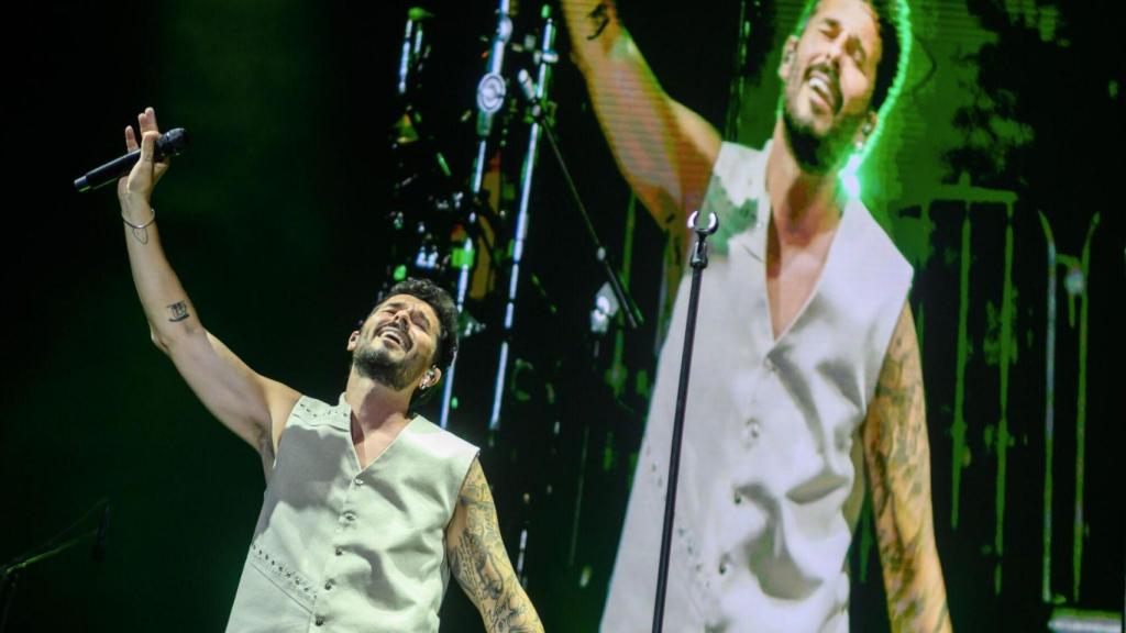 Antoñito Molina en su actuación en el Icónica Santalucía Sevilla Fest.