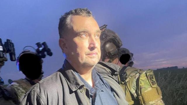 Vance Boelter, custodiado por la policía después de su detención.