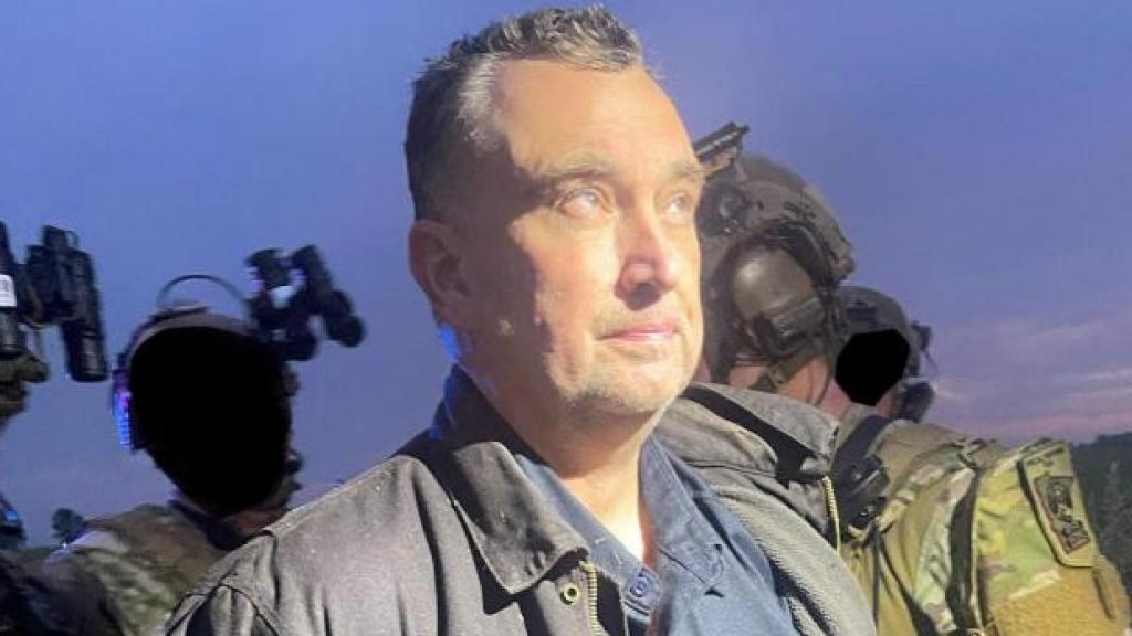 Vance Boelter, custodiado por la policía después de su detención.