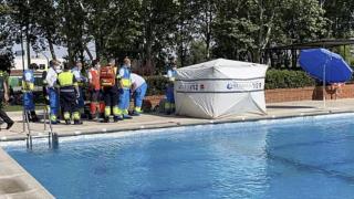 Médicos del Summa y efectivos de la Guardia Civil en la piscina de Humanes en julio de 2021.