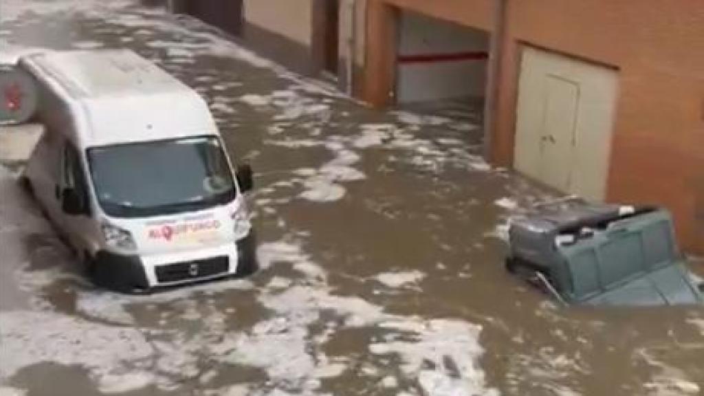 Inundación en una calle de La Roda (Albacete). Foto: 'X' de @MeteoHellin.