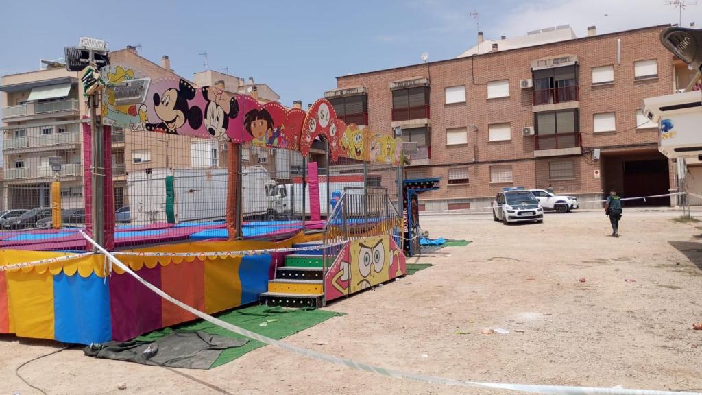 Un guardia civil, este domingo, custodiando la atracción de las Camas Locas donde murió electrocutada una niña de 2 años