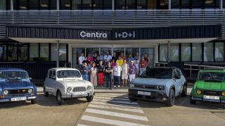 El encuentro entre Renault 4 original y su reinterpretación eléctrica en el Centro I+D+I de la factoría de Valladolid