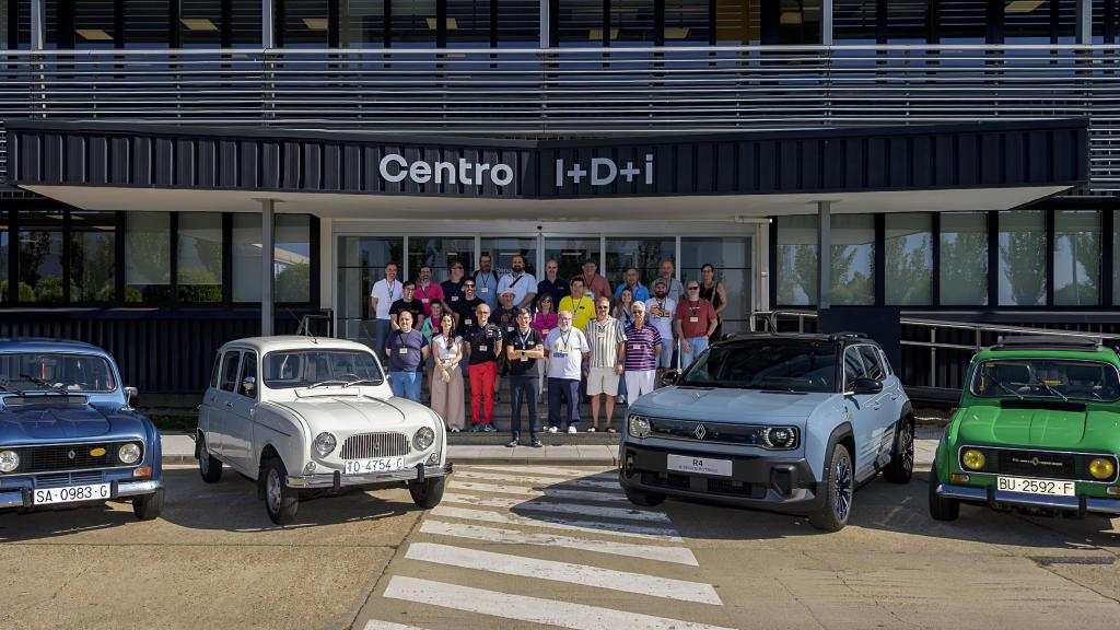 El encuentro entre Renault 4 original y su reinterpretación eléctrica en el Centro I+D+i de la factoría de Valladolid