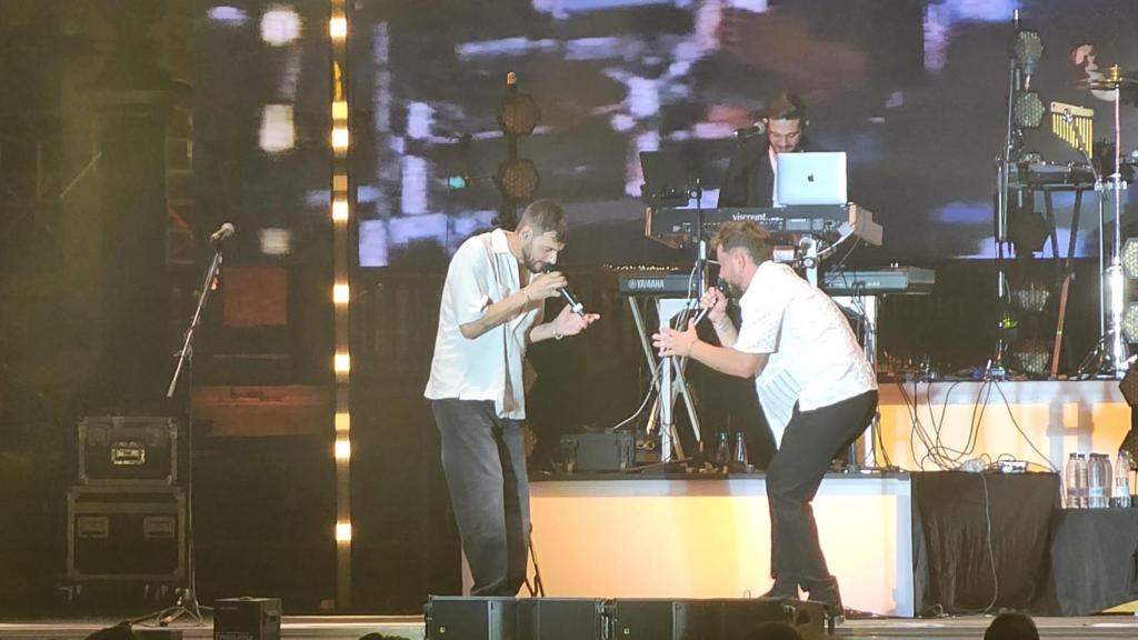 Kiko, de Los Caños, junto a Antonio José, cantan Niña piensa en ti.