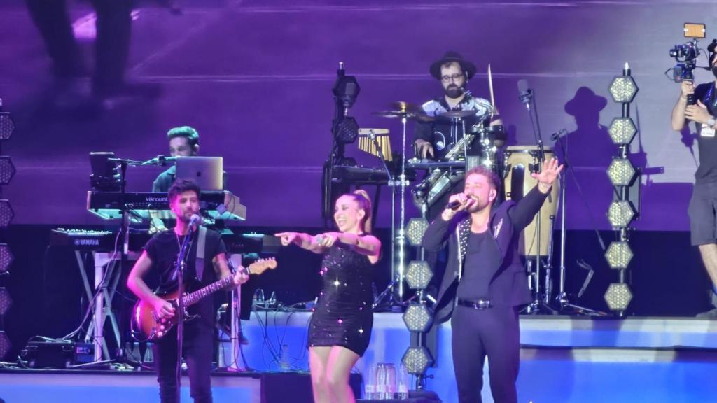 Kiko y Shara, en una de las sorpresas del concierto.