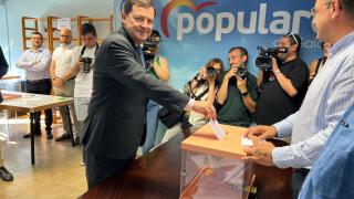 El presidente de la Junta y del PPCyL, Alfonso Fernández Mañueco, ejerce su derecho a voto en las primarias para el 21º Congreso Nacional del PP, este lunes