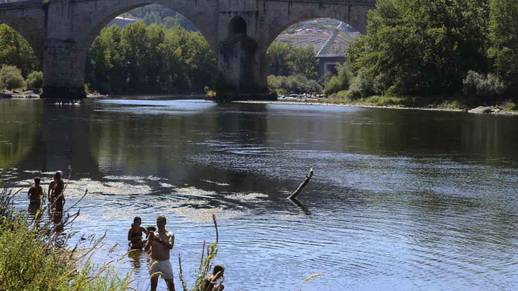 Gente bañándose por la ola de calor en Ourense