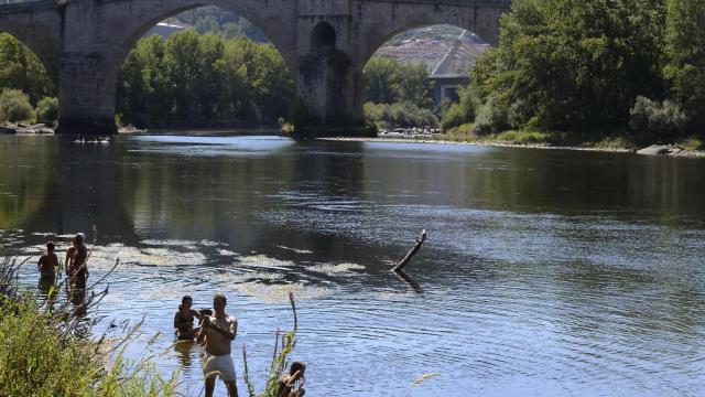 Gente bañándose por la ola de calor en Ourense