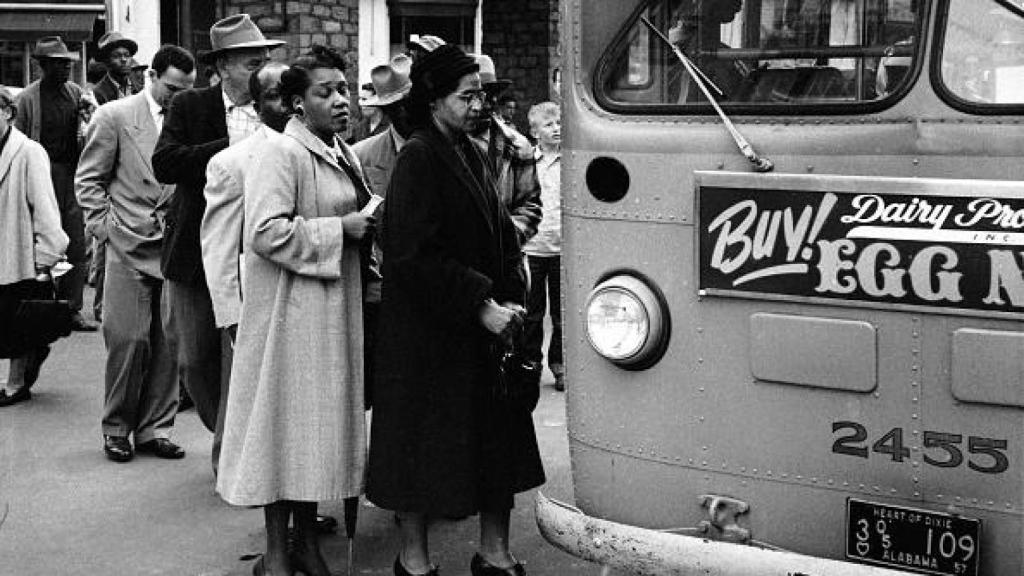 Rosa Parks subiendo a un autobús tras la abolición del segregacionismo en el transporte público.