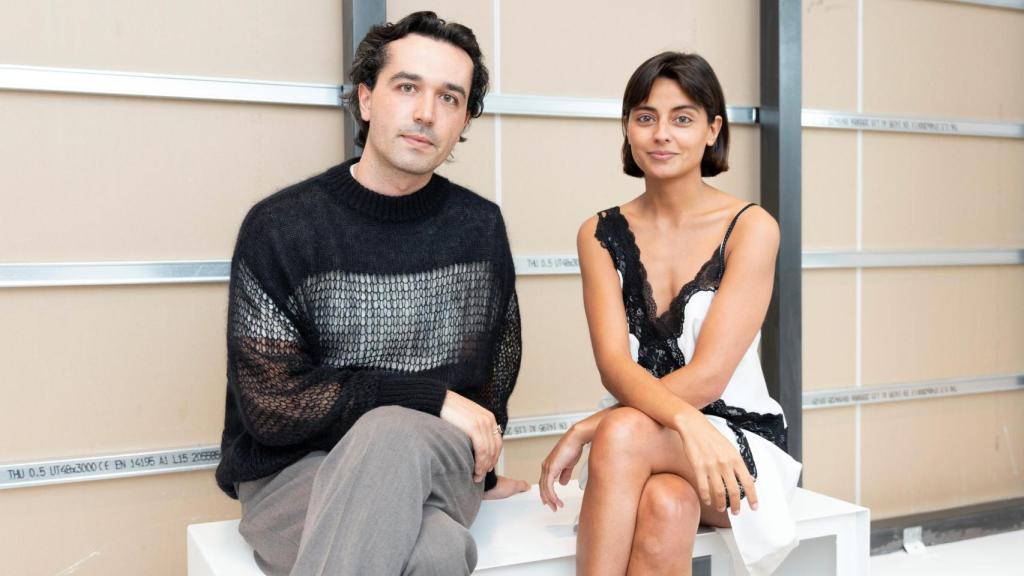 Alejandro Assens y Laia Cusco, posan en su espacio.