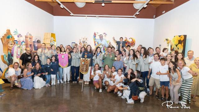 La foto de familia este domingo con los ninots indultats de las Hogueras de Alicante.