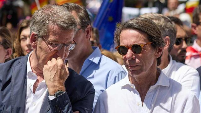 José María Aznar junto a Alberto Núñez Feijóo en la manifestación contra el Gobierno del pasado 26 de mayo.