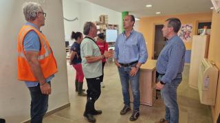 Visita del consejero de Sanidad a la ludoteca de Azuara para montar un centro de salud provisional