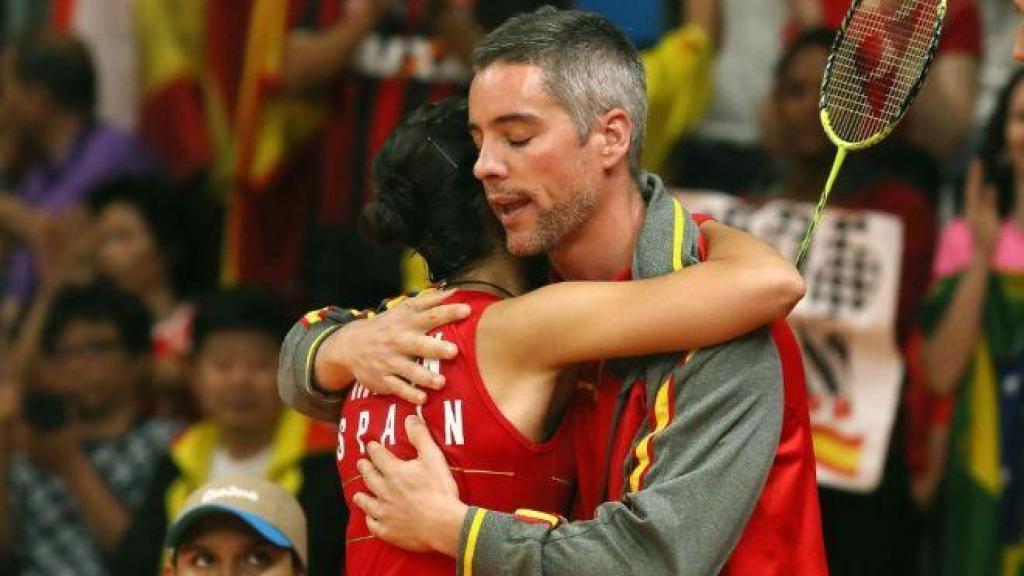 Fernando Rivas se abraza a Carolina Marín en Río 2016.