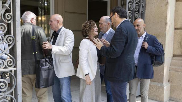 El director del MNAC, Pepe Serra habla con la consellera de cultura, Sònia Hernández (i) en las puertas del museo, al acabar la reunión de hora y media celebrada este lunes por los miembros del Patronato. Foto: EFE/ Marta Pérez