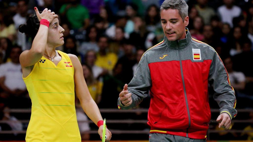 Fernando Rivas, junto a Carolina Marín.