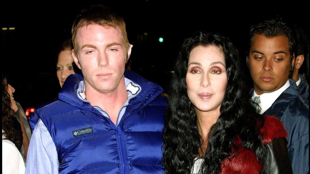 El hijo de Cher, Elijah Blue Allman, junto a su madre en una foto de archivo.