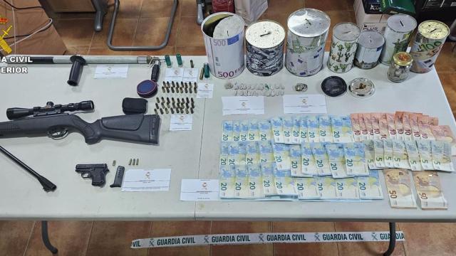 Objetos incautados durante el registro.