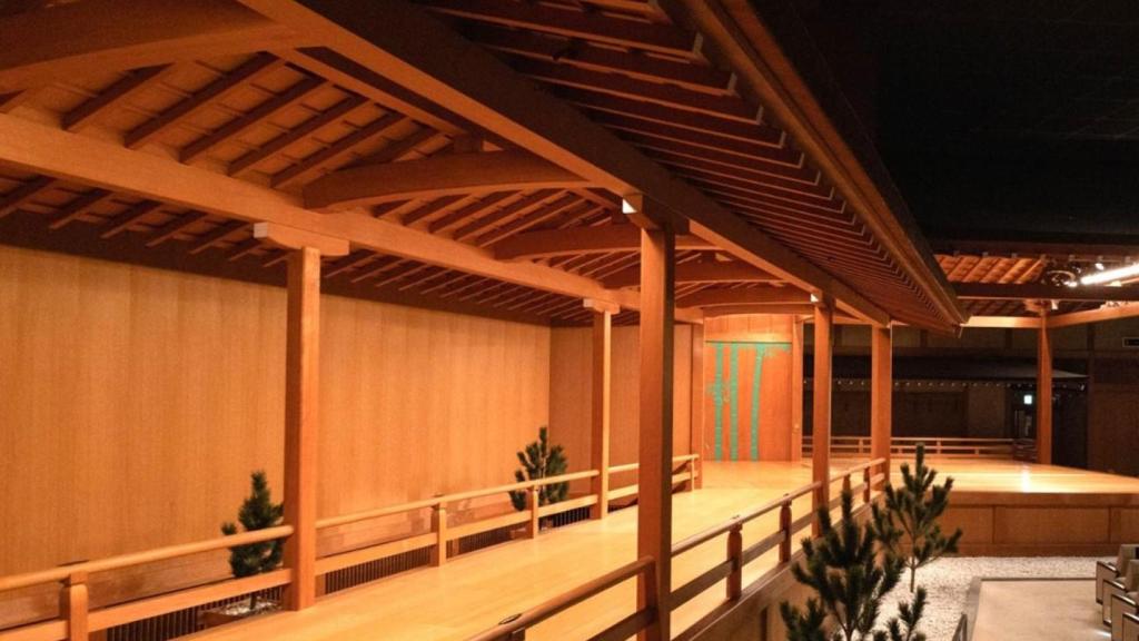 El puente 'hashigakari' del teatro 'noh', ocupando más de medio escenario