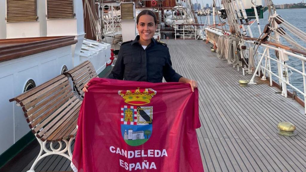 Jimena Garro posa con la bandera de Candeleda