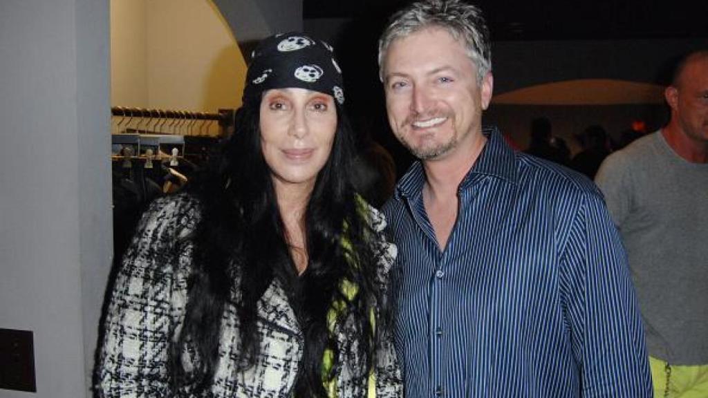 El hijo de Cher, Elijah Blue Allman, junto a su madre en una foto de 2017.