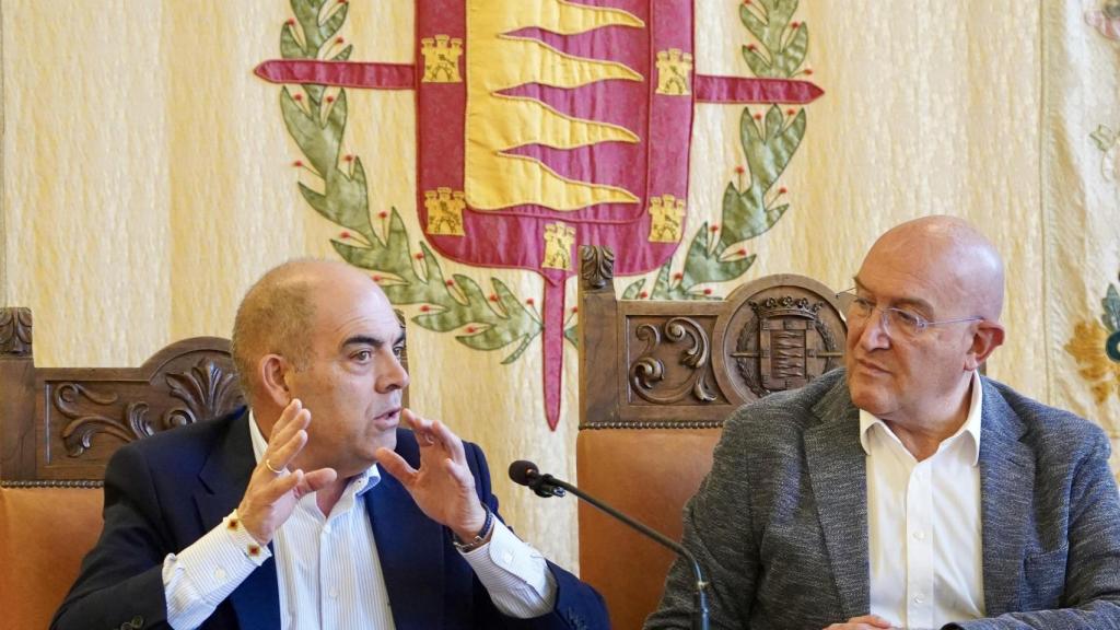 El alcalde de Valladolid, Jesús Julio Carnero, mantiene una reunión de trabajo con los presidentes nacional y autonómico de la Asociación de Trabajadores Autónomos (ATA), Lorenzo Amor