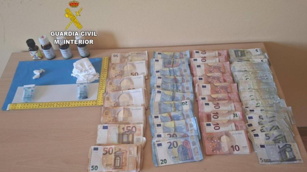 Drogas y dinero intervenidos a una vecina de A Guarda (Pontevedra), detenida tras se interceptada por la Guardia Civil en un control de vehículos