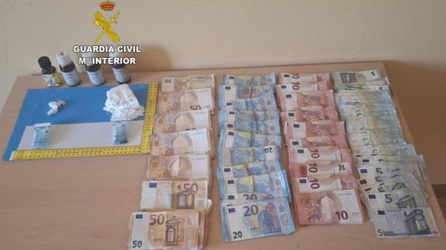 Drogas y dinero intervenidos a una vecina de A Guarda (Pontevedra), detenida tras se interceptada por la Guardia Civil en un control de vehículos