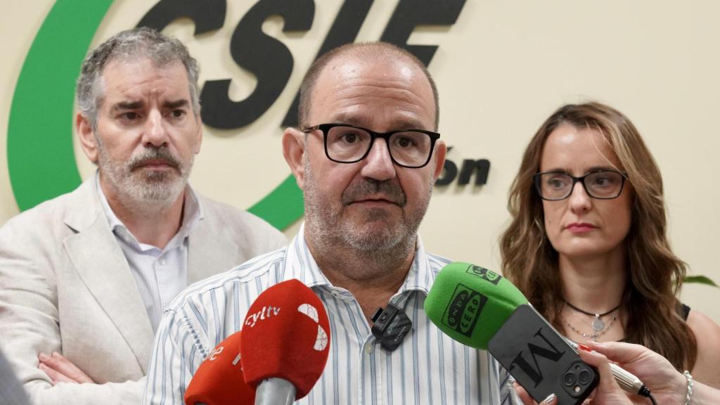 El responsable de Universidad y vicepresidente del sector nacional de Educación de CSIF, Ramón Caballero, el presidente autonómico de CSIF Castilla y León, Benjamín Castro, y el responsable de Universidad y vicepresidente del sector autonómico de Educación, Roberto Fernández, atienen a los medios con motivo de la jornada autonómica de delegados de Universidad
