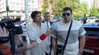 Uno de los hijos de la mujer asesinada en Cabanas, en su llegada a la Audiencia