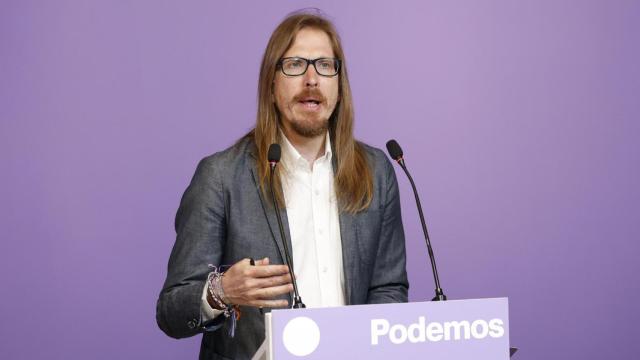 El portavoz de Podemos, Pablo Fernández, este lunes en rueda de prensa.