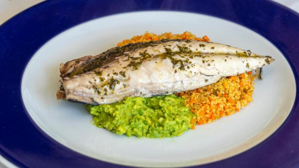 Lomo de jurel sobre cous cous y guacamole