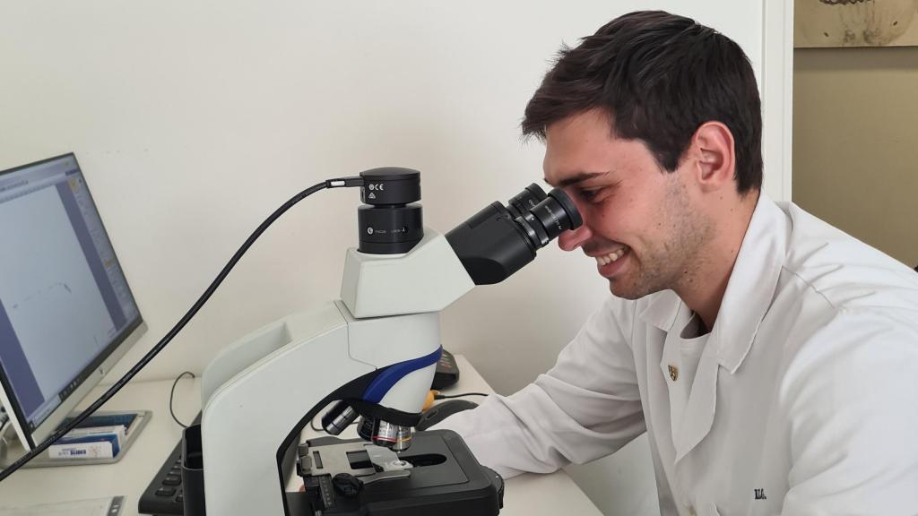 El investigador de la Universidad de Granada, Ramón López Gijón, analiza las muestras extraídas del yacimiento de San Esteban (Murcia).