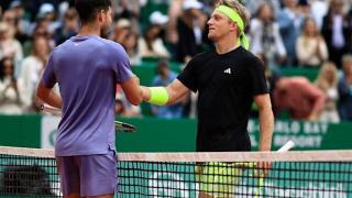 Carlos Alcaraz y Davidovich se saludan durante un partido.