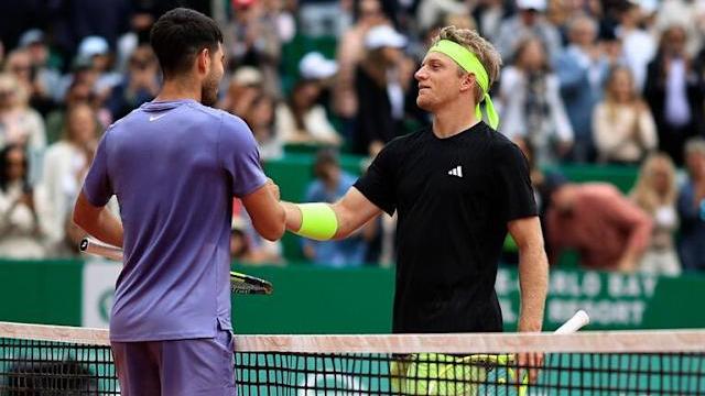 Carlos Alcaraz y Davidovich se saludan durante un partido.