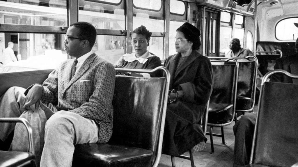 Rosa Parks sentada en un autobús de Montgomery, EEUU.