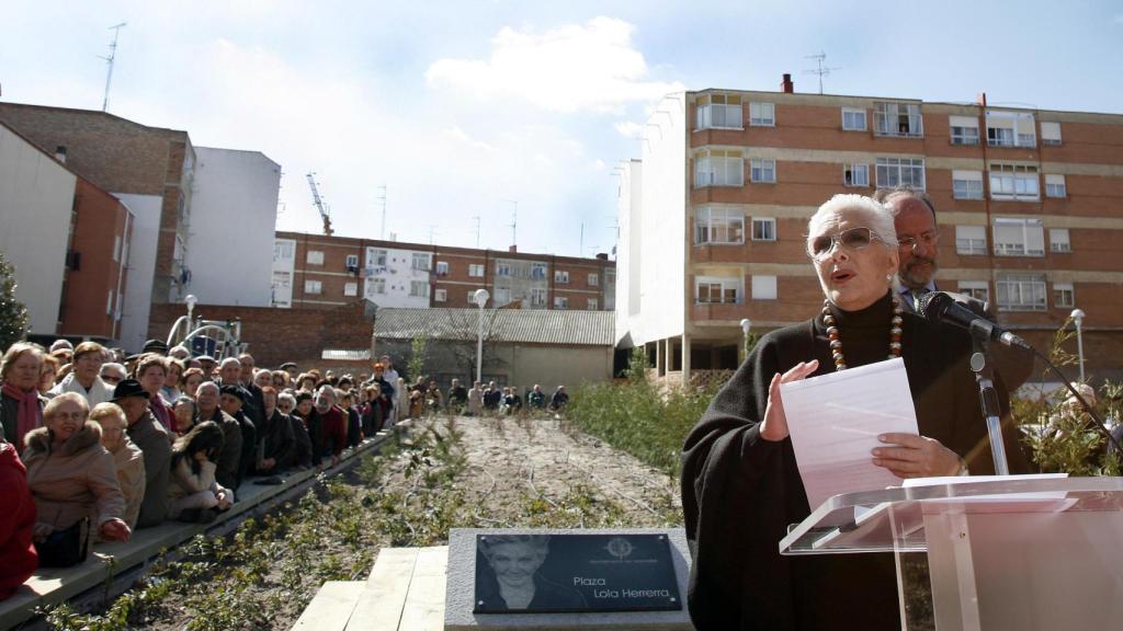 La actriz vallisoletana Lola Herrera en la inauguración de la plaza con su nombre en el barrio de Las Delicias