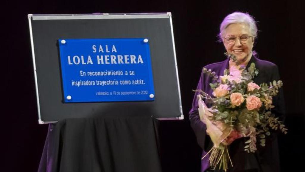 La actriz Lola Herrera en el colegio de las Teresianas de Valladolid durante la inauguración de un aula con su nombre