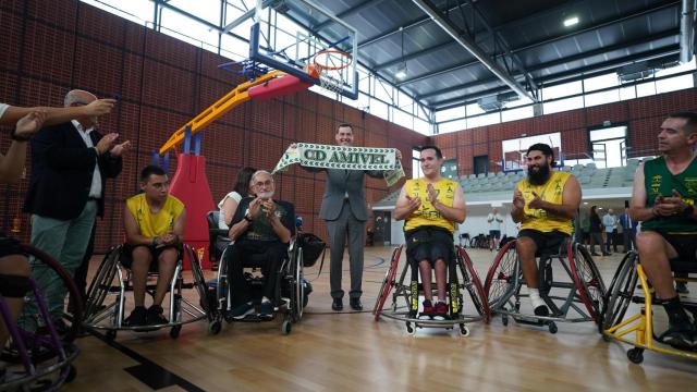 Juanma Moreno posa con los jugadores del equipo de baloncesto en silla de ruedas Amivel.